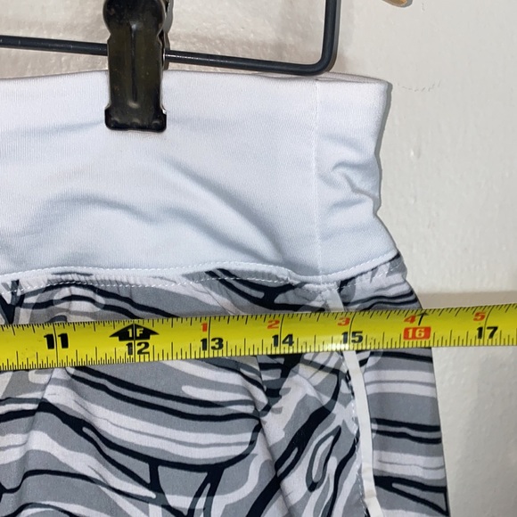 💫Adorable Gap fit black, white & grey patterned shorts! - Picture 4 of 6